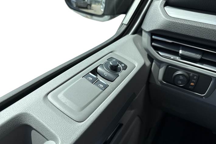 Sølv VW e-Caravelle fra 2025
