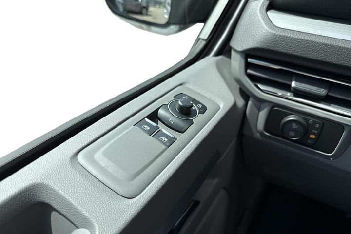 Sølv VW e-Caravelle fra 2025