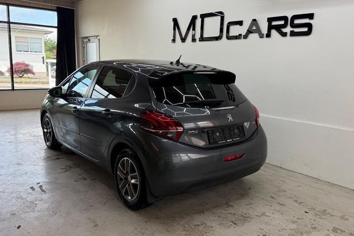 Grå Peugeot 208 fra 2016