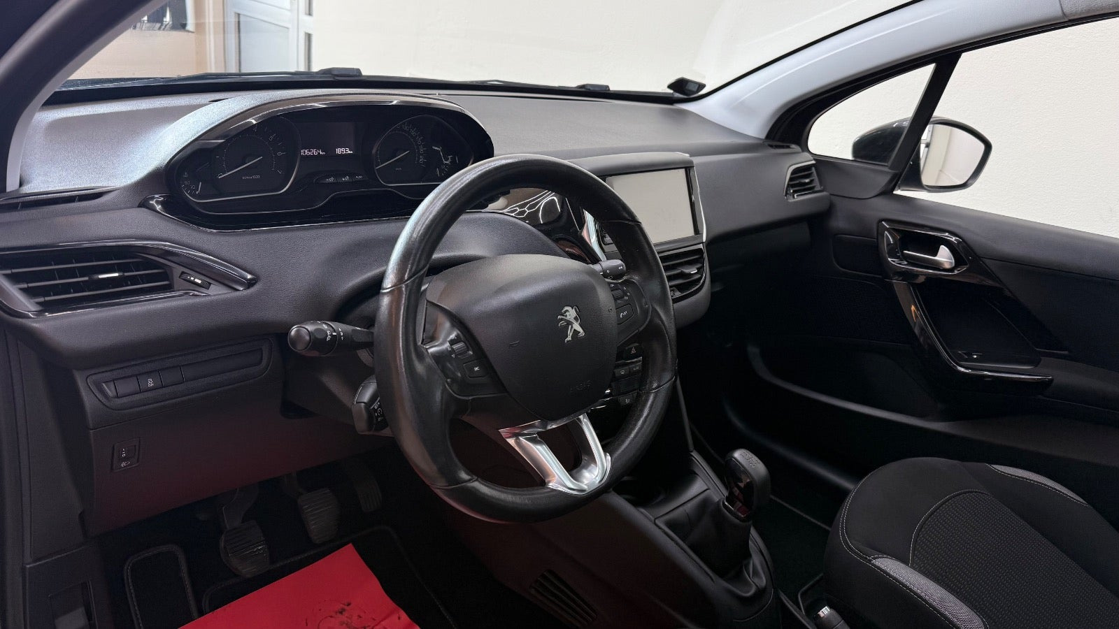 Grå Peugeot 208 fra 2016