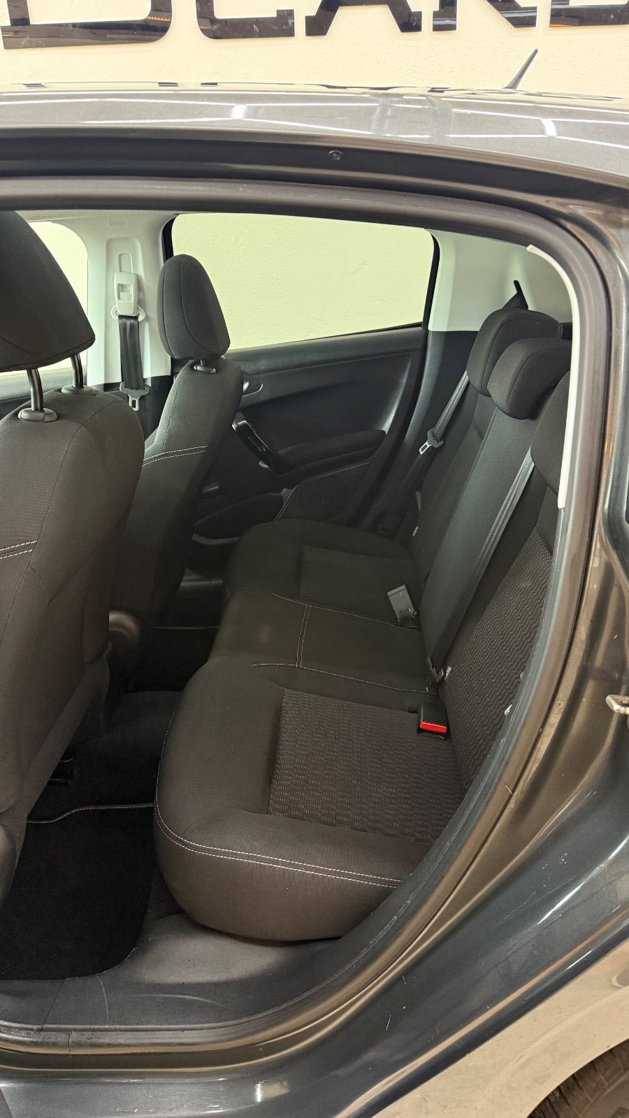 Grå Peugeot 208 fra 2016