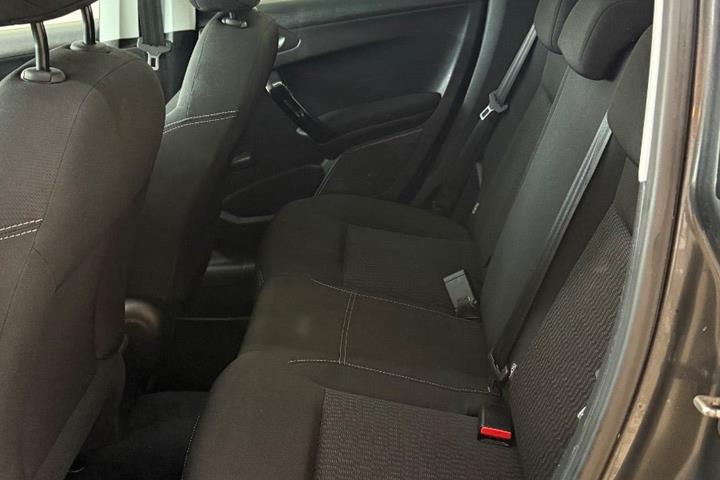 Grå Peugeot 208 fra 2016