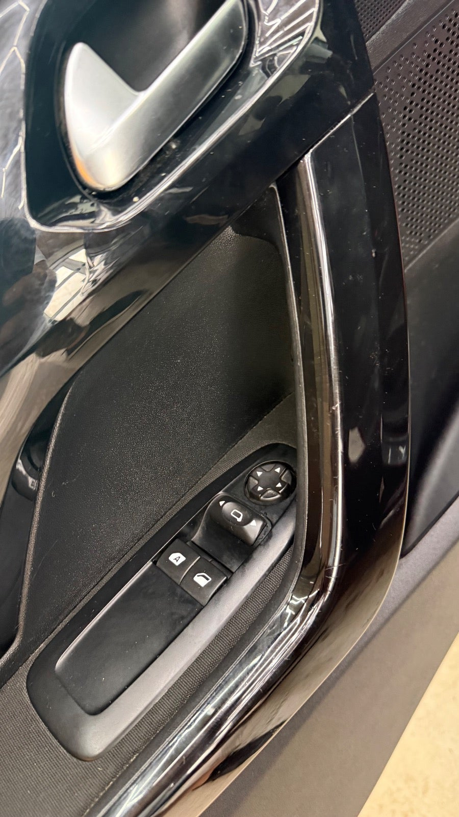 Grå Peugeot 208 fra 2016