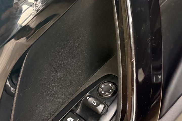 Grå Peugeot 208 fra 2016