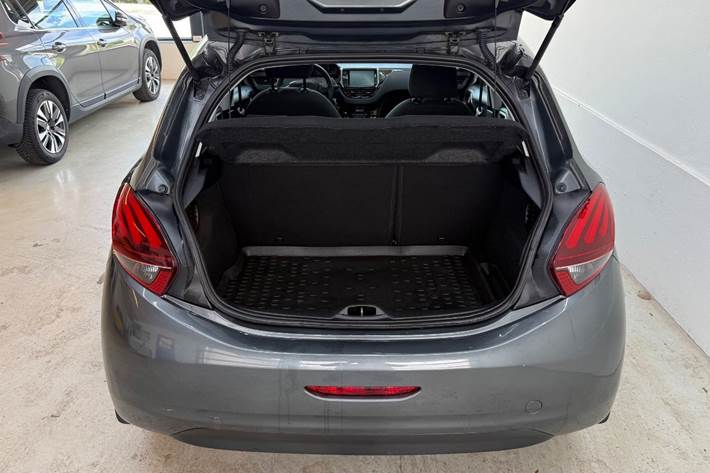 Grå Peugeot 208 fra 2016