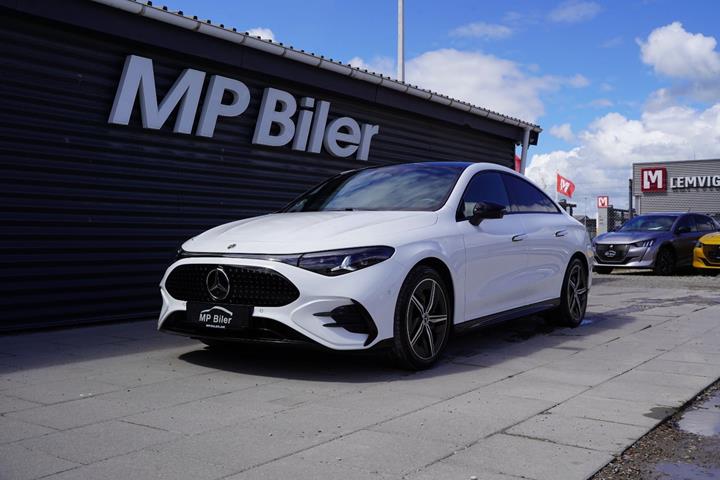 Hvid Mercedes CLA250+ fra 2025 set udefra