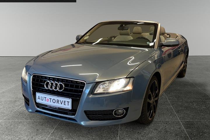 Blå Audi A5 fra 2010 set udefra