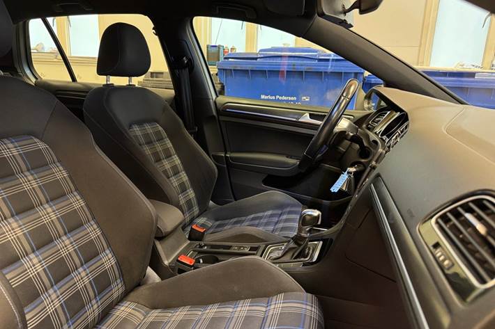 Orange VW Golf VII fra 2018