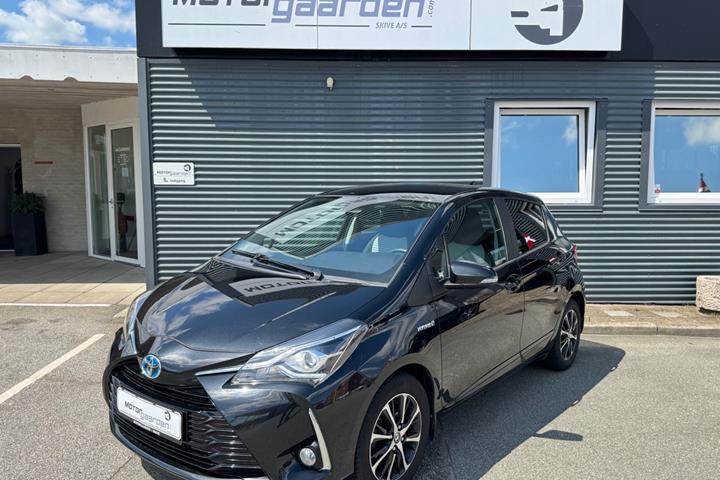 Sort Toyota Yaris fra 2020 set udefra