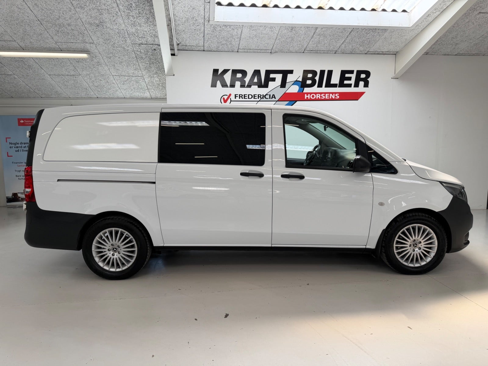 Hvid Mercedes eVito 129 fra 2021