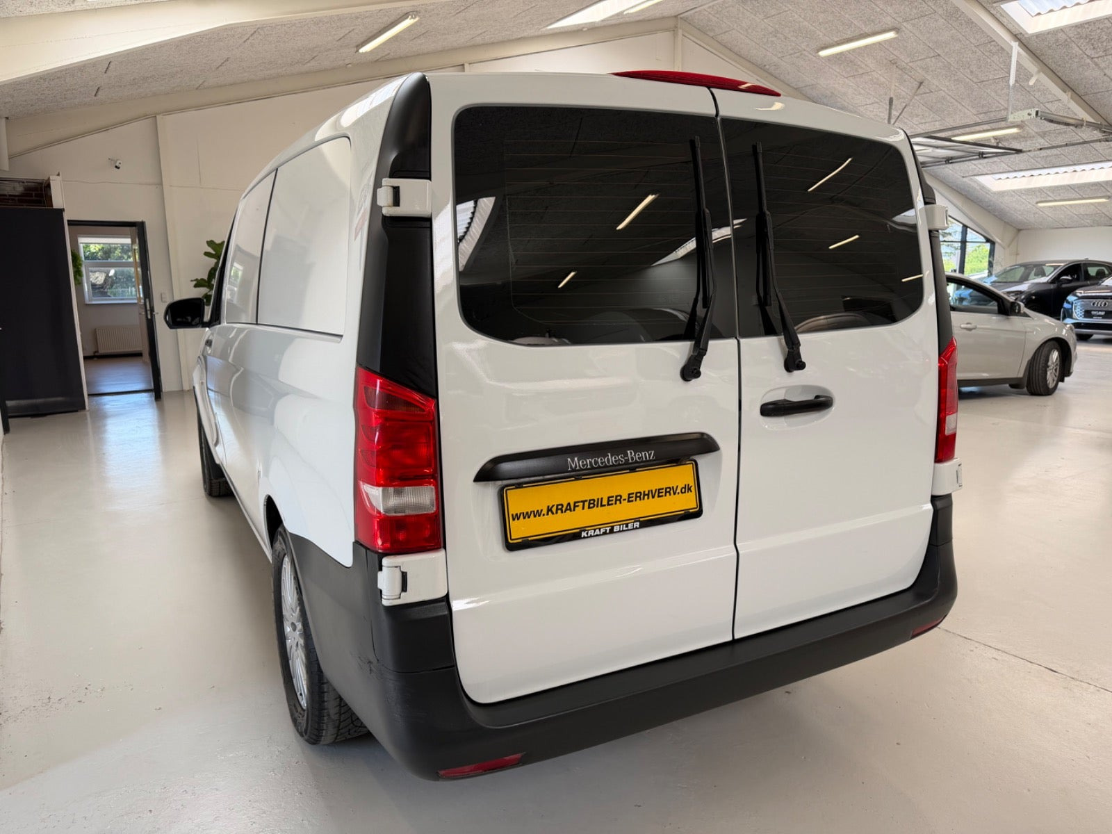 Hvid Mercedes eVito 129 fra 2021