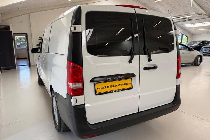Hvid Mercedes eVito 129 fra 2021