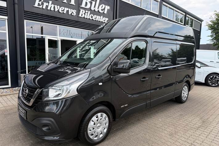 Sort Nissan NV300 fra 2021 set udefra