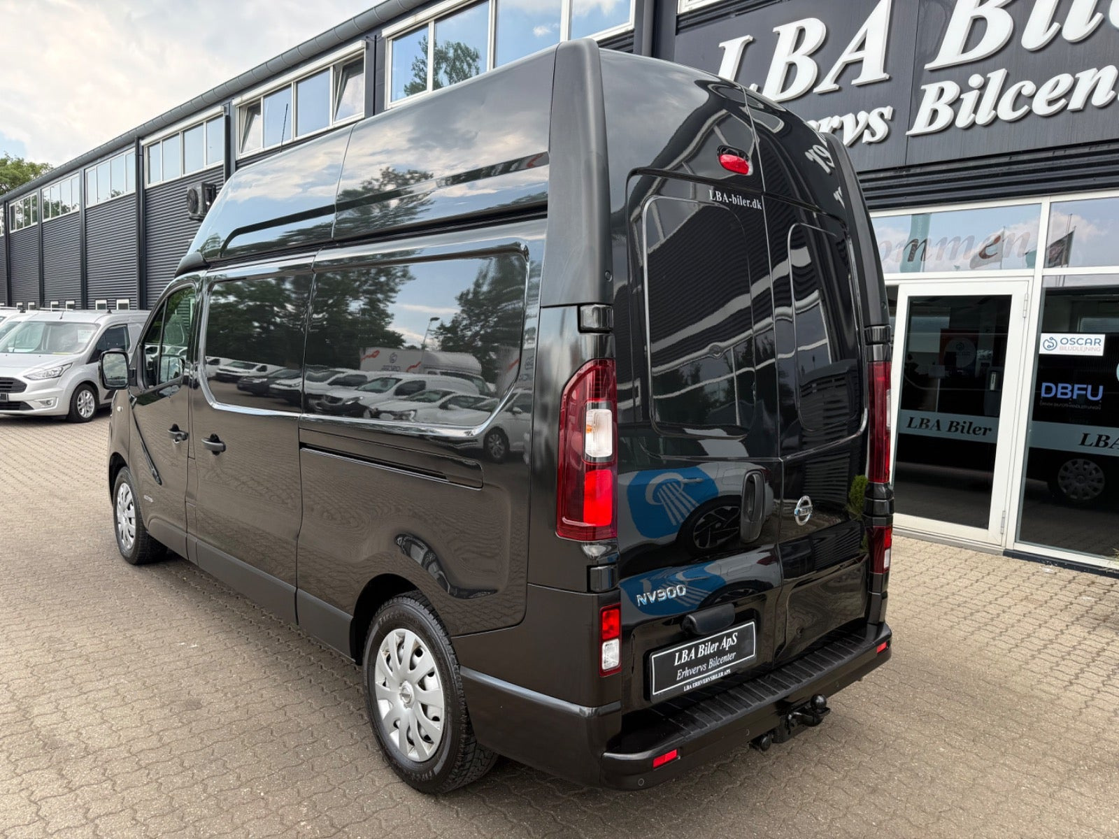 Sort Nissan NV300 fra 2021 set udefra