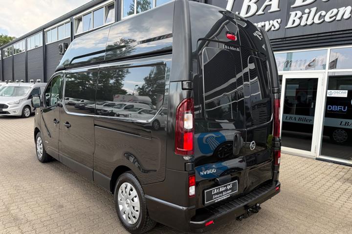 Sort Nissan NV300 fra 2021 set udefra