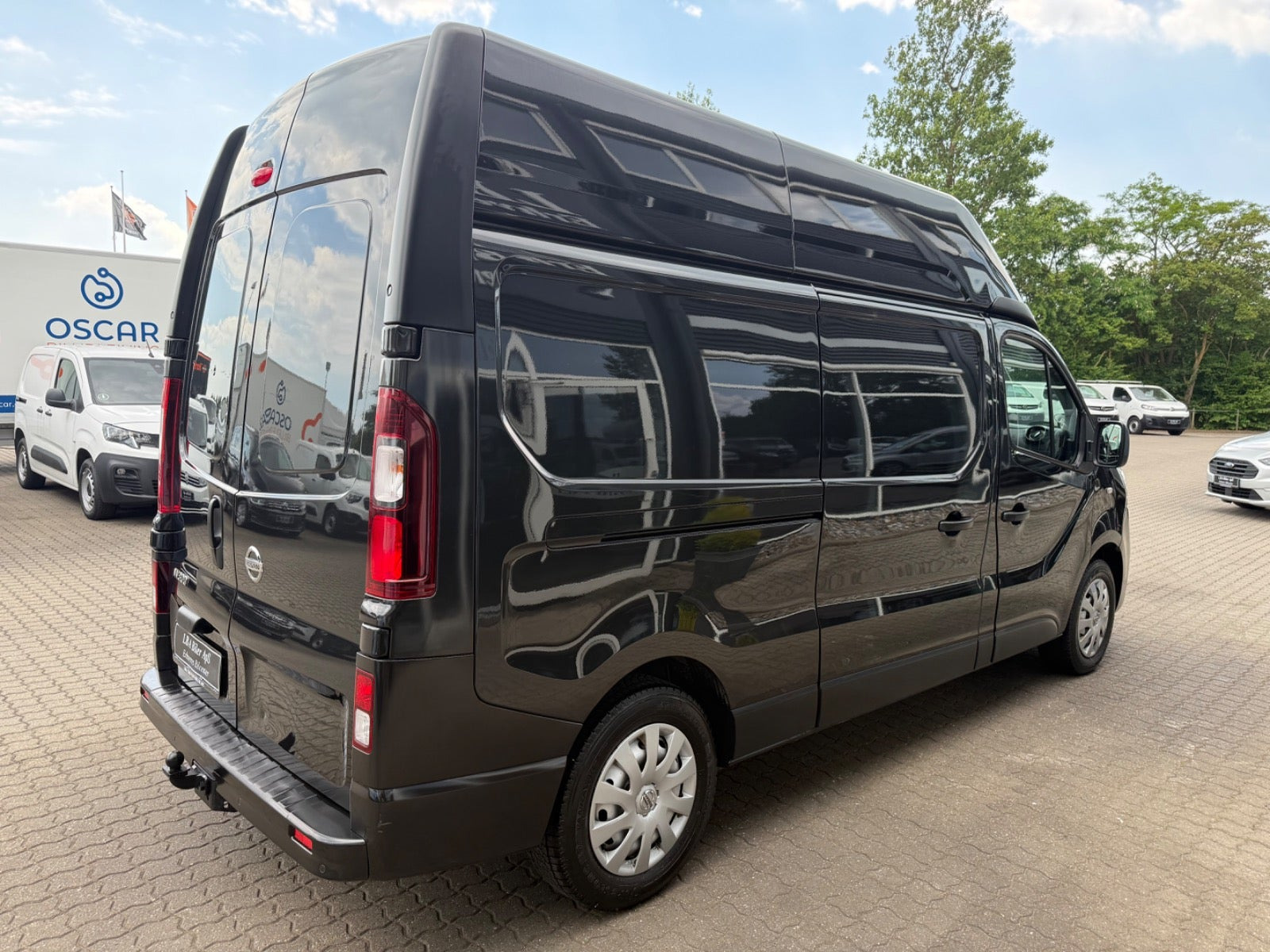 Sort Nissan NV300 fra 2021 set udefra