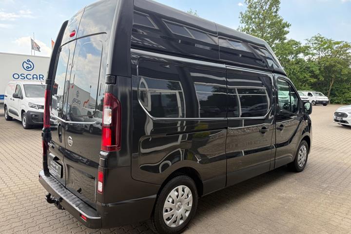 Sort Nissan NV300 fra 2021 set udefra