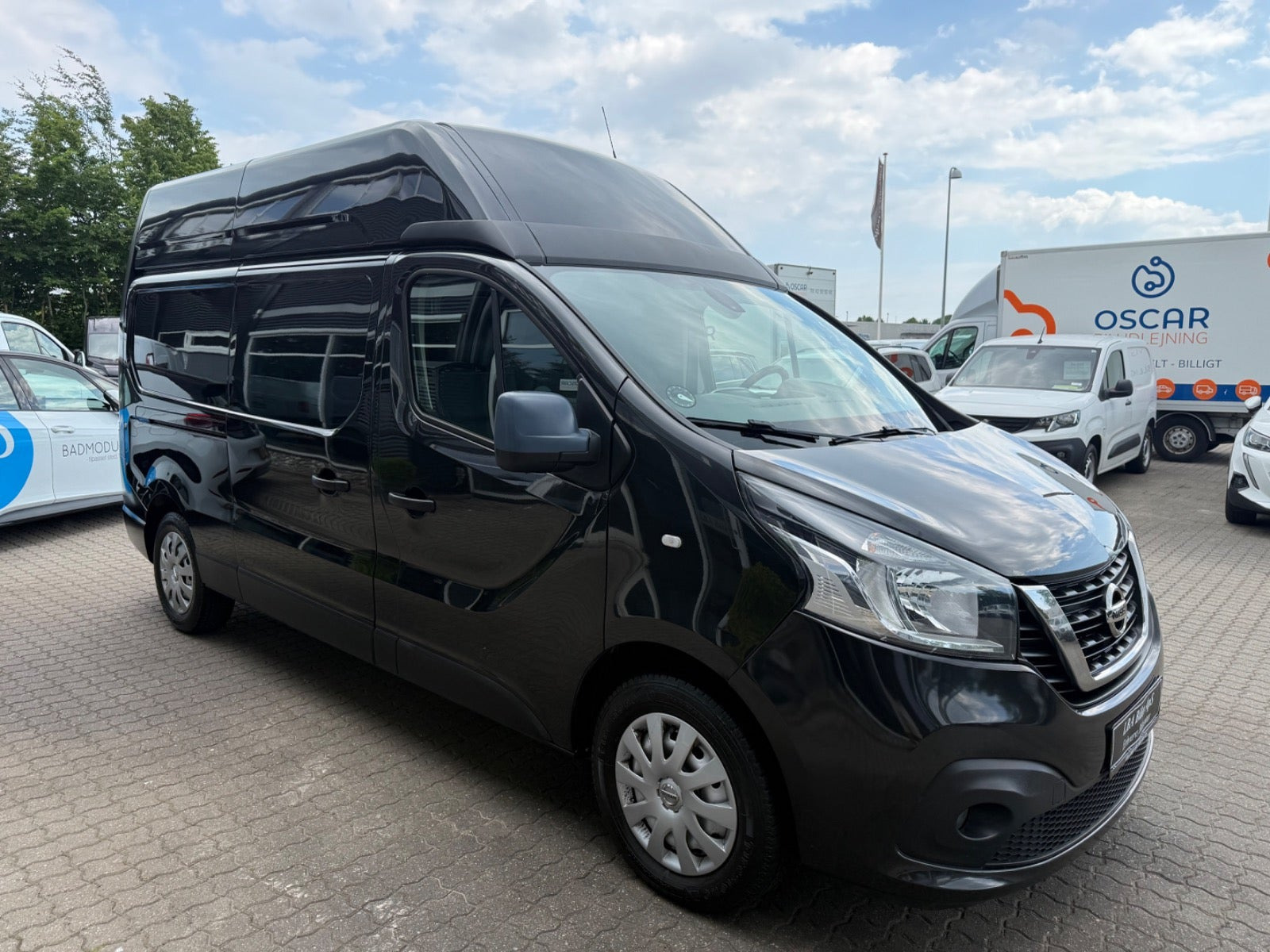 Sort Nissan NV300 fra 2021 set udefra