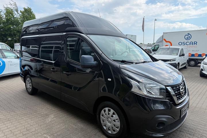 Sort Nissan NV300 fra 2021 set udefra