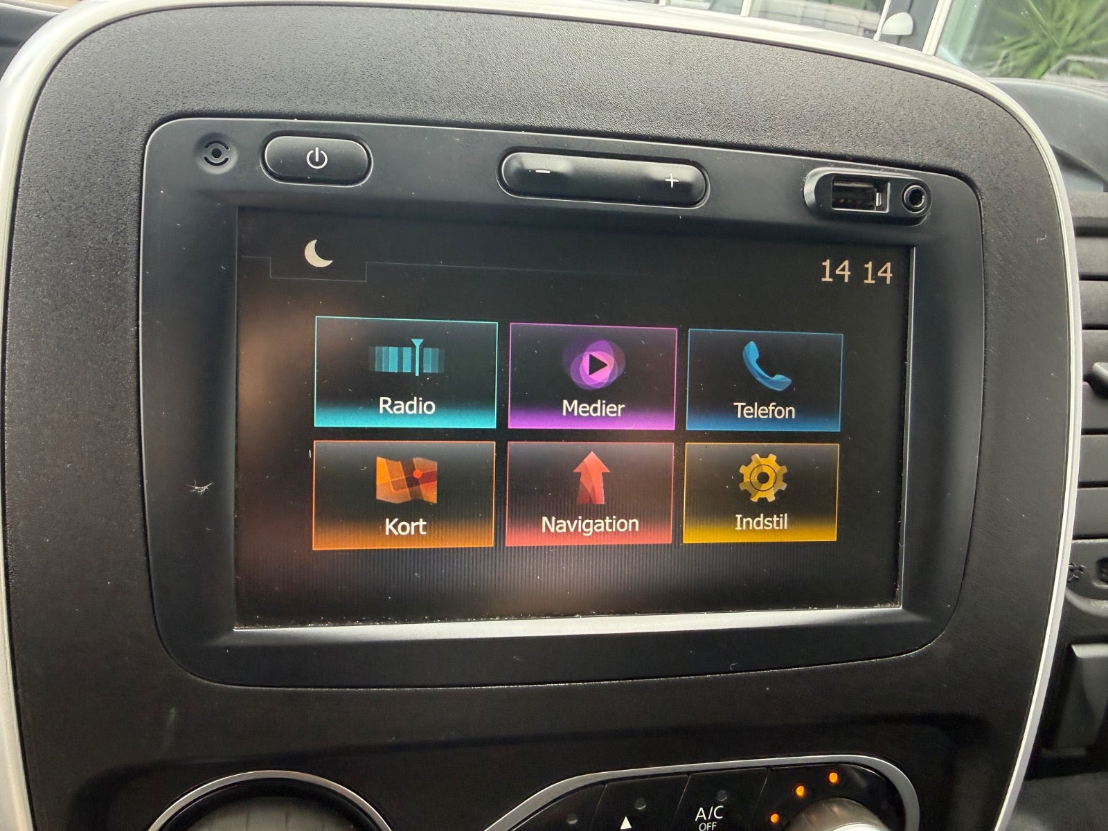 Sort Nissan NV300 fra 2021 set indefra