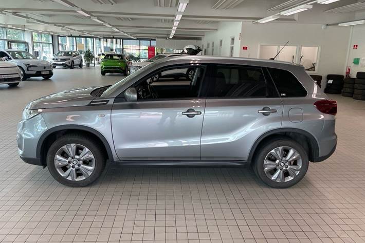 Grå Suzuki Vitara fra 2021