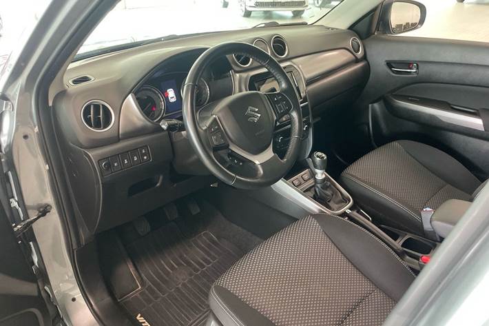 Grå Suzuki Vitara fra 2021