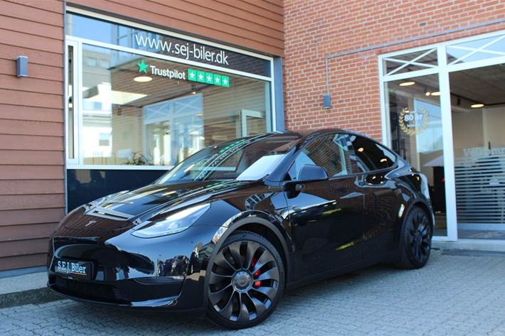 Sort Tesla Model Y fra 2023