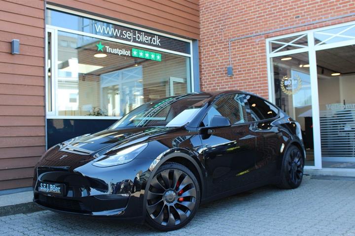 Sort Tesla Model Y fra 2023
