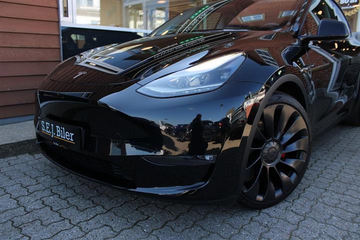 Sort Tesla Model Y fra 2023