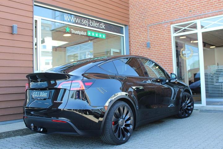 Sort Tesla Model Y fra 2023