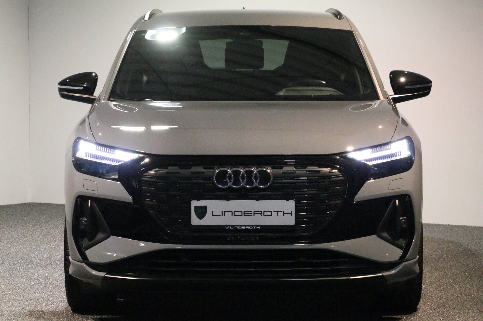 Grå Audi Q4 e-tron fra 2022