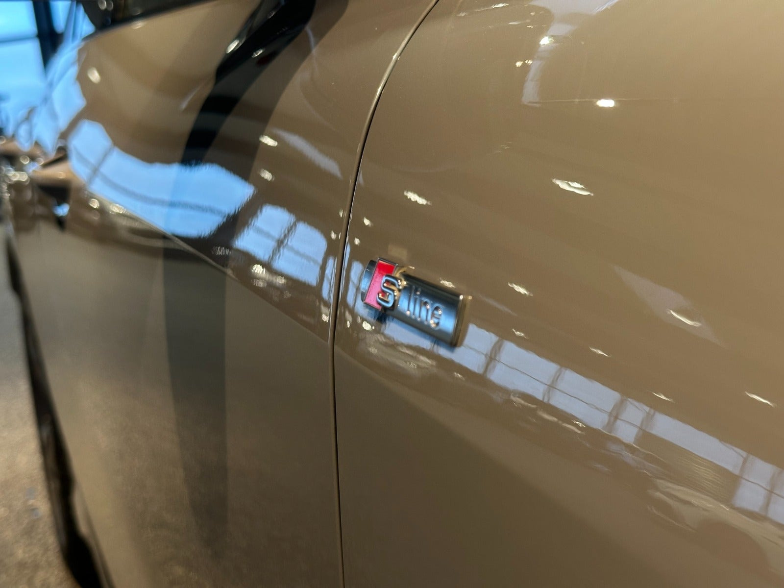 Grå Audi Q4 e-tron fra 2022