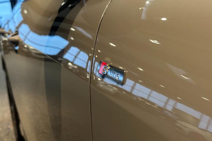 Grå Audi Q4 e-tron fra 2022