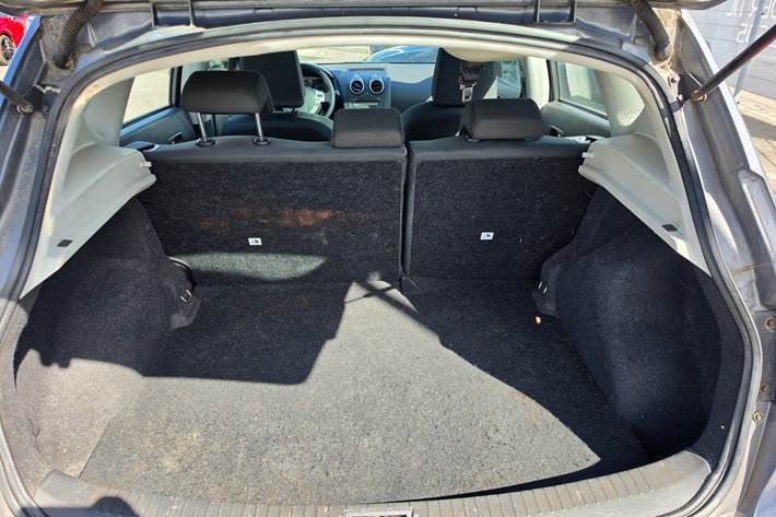 Grå Nissan Qashqai fra 2008