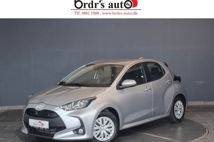 Sølv Toyota Yaris fra 2022 set udefra