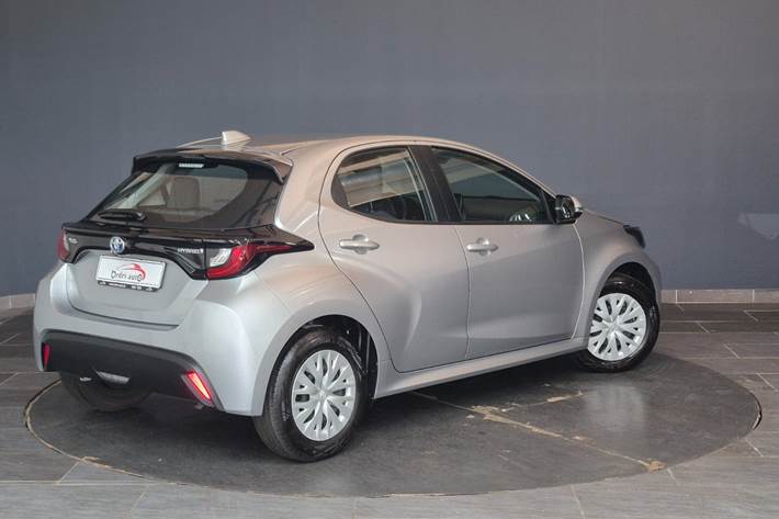 Sølv Toyota Yaris fra 2022