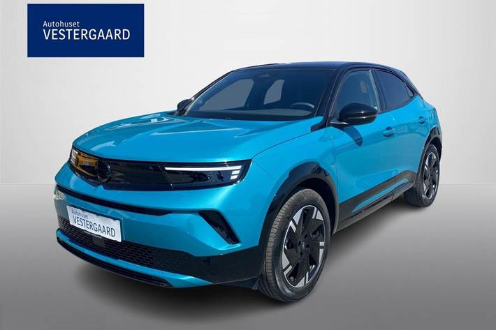 Turquoise Opel Mokka-e fra 2025 set udefra