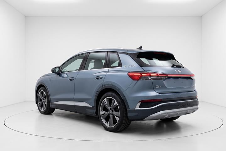 Blå Audi Q4 e-tron fra 2023