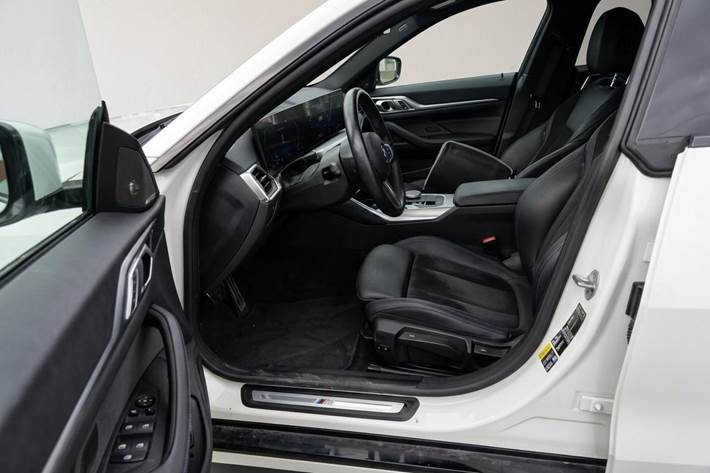 Hvid BMW i4 fra 2024