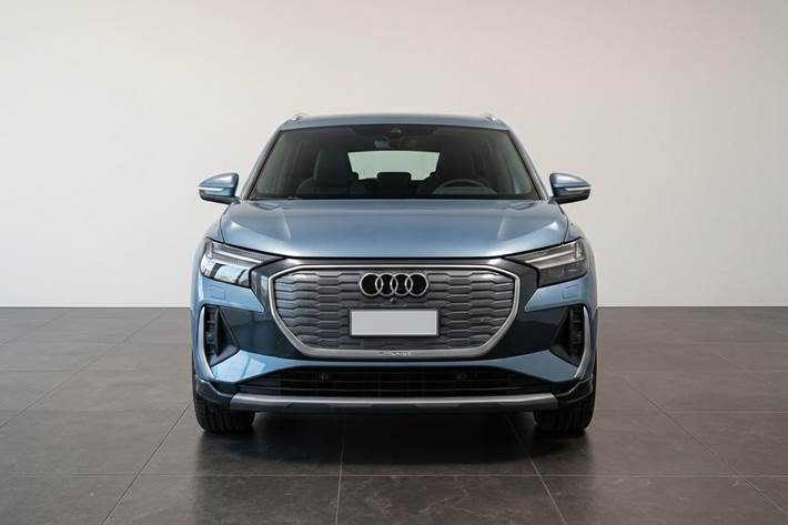 Blå Audi Q4 fra 2022