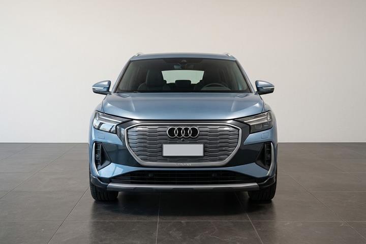 Blå Audi Q4 fra 2022