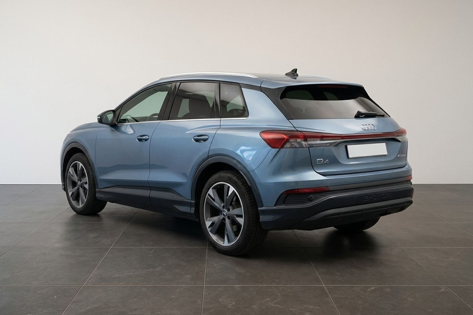 Blå Audi Q4 fra 2022