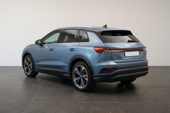 Blå Audi Q4 fra 2022