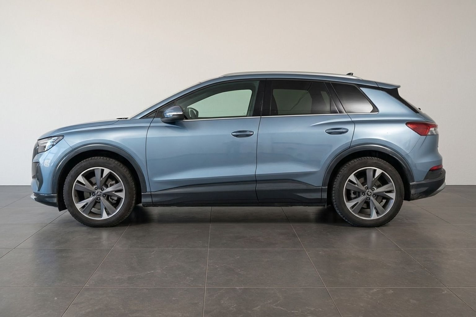 Blå Audi Q4 fra 2022