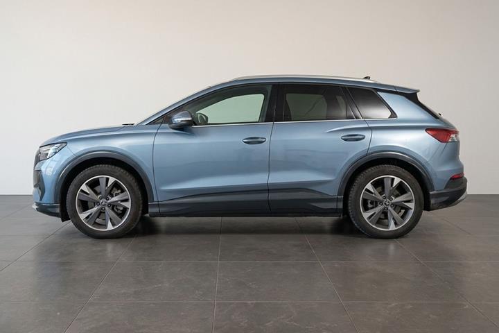 Blå Audi Q4 fra 2022