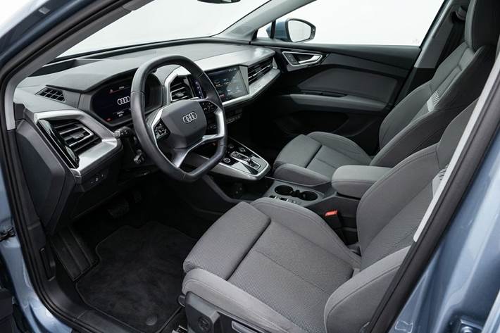 Blå Audi Q4 fra 2022