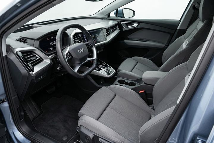 Blå Audi Q4 fra 2022
