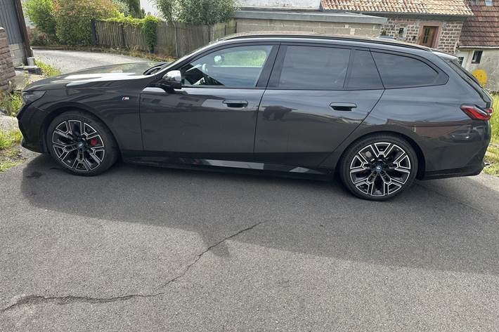 Grå BMW i5 fra 2025