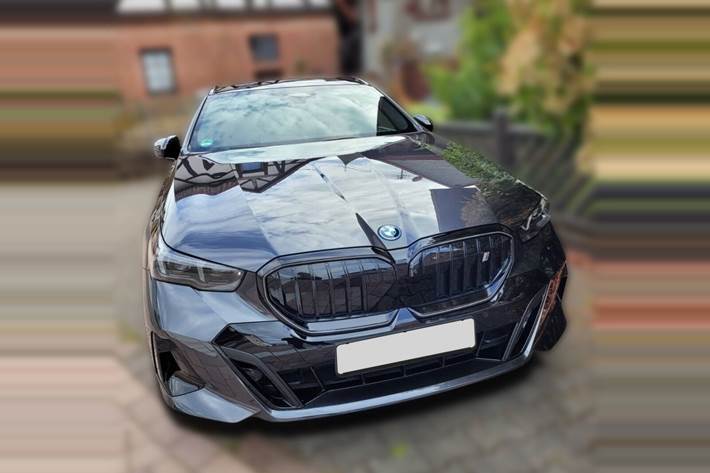 Grå BMW i5 fra 2025
