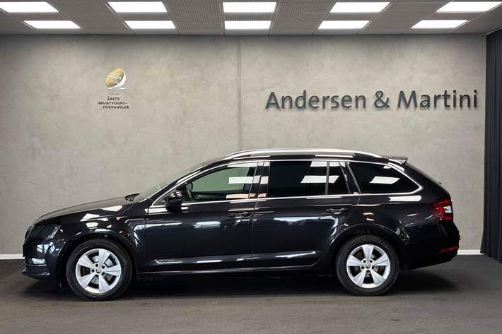 Sort Skoda Octavia fra 2019